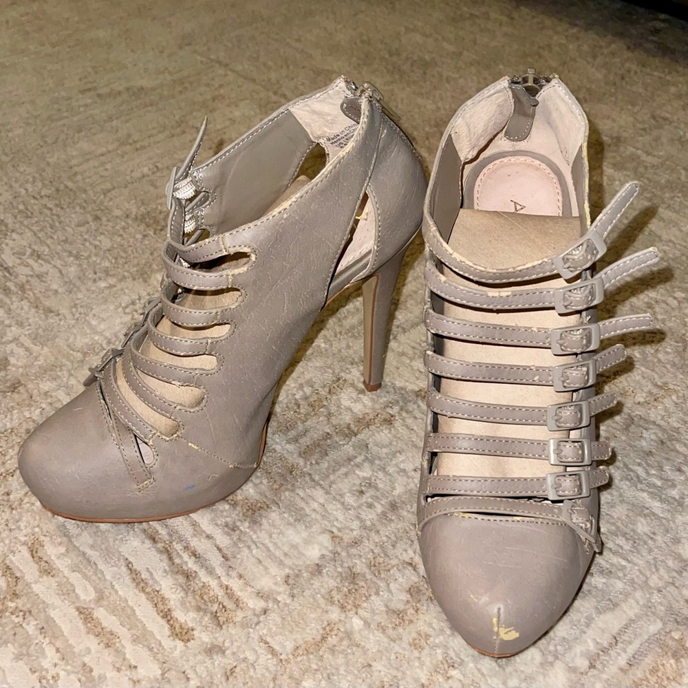3/$15 WELL LOVED 𝐀𝐋𝐃𝐎 patent leather heels